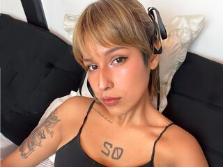 camgirl playing with sex toy KyaraHernandes