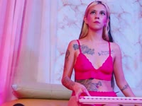 Sono Yliria, una ragazza nuova qui, con poca esperienza. Timida, curiosa e molto naturale. Mi piace creare una connessione vera, sorridere e lasciar fluire le cose piano piano. Se cerchi dolcezza e sincerità, sono qui.