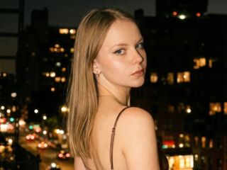 naughty camgirl fingering shaved pussy SophiePeachy