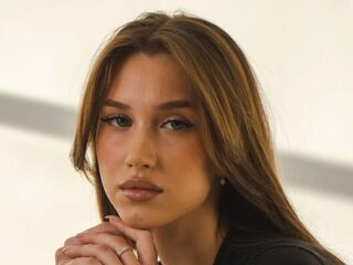 naked camgirl fingering pussy AmelinaBrauberg