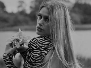camslut fingering shaved pussy CharisseBuonomo