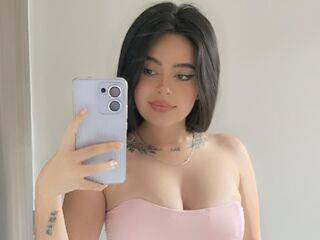 topless camgirl IsabellaMonn