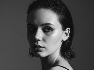 girl chat room JudithSterett