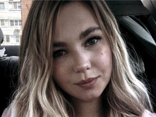 naughty cam girl fingering shaved pussy KandyWeiss