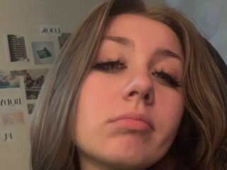 hot cam girl fingering shaved pussy KatiesPiers