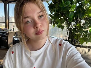 naked camgirl masturbating with dildo KendallHennig