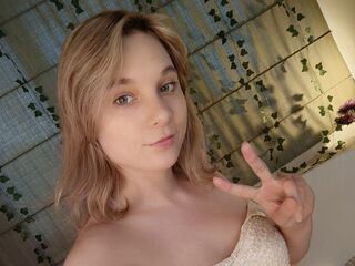 cam girl playing with vibrator LilianDavidge