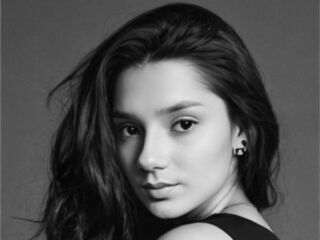 camgirl masturbating with dildo MaybelleMenjes