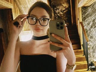 camgirl playing with vibrator MiaForester