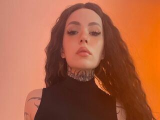 live webcam performer RavenWinx
