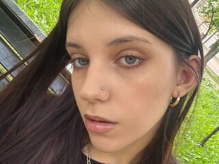 camwhore masturbating with sextoy SaritaHowick