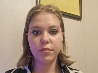 hot cam girl fingering shaved pussy SaturninaLeavitt