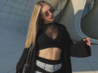 camgirl showing tits SuzieGlimp
